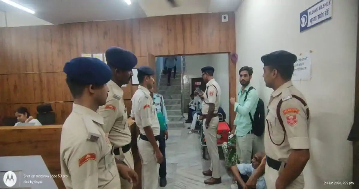 खान सर के अस्पताल में पहुंची फायर ब्रिगेड की टीम, कई मानकों का किया निरीक्षण