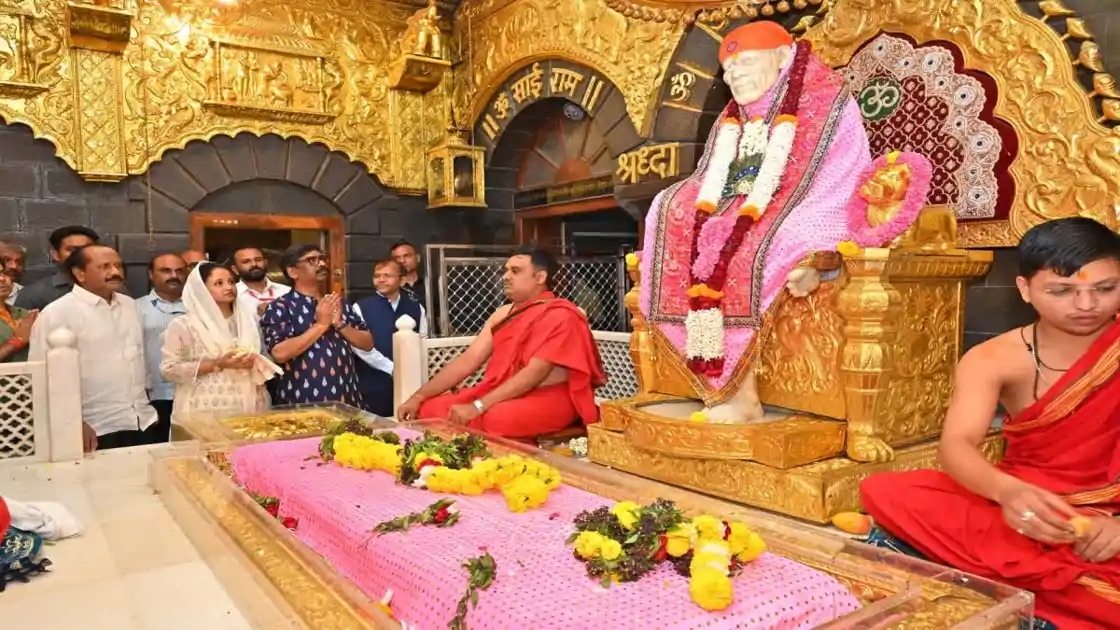 शिरडी में साईं बाबा के चरणों में नतमस्तक हुए CM हेमंत सोरेन