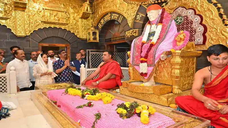 शिरडी में साईं बाबा के चरणों में नतमस्तक हुए CM हेमंत सोरेन