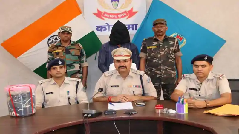 नकली पुलिस बनकर ठगी करने वाला आरोपी गिरफ्तार, तिलैया पुलिस ने 10 घंटे में सुलझाया मामला नकली पुलिस बनकर ठगी करने वाला आरोपी गिरफ्तार, तिलैया पुलिस ने 10 घंटे में सुलझाया मामला
