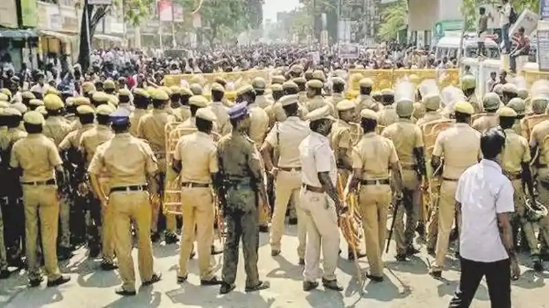 त्योहारों को लेकर अलर्ट मोड में झारखंड, 24 जिलों में 5200 से ज्यादा अतिरिक्त पुलिस बल तैनात त्योहारों को लेकर अलर्ट मोड में झारखंड, 24 जिलों में 5200 से ज्यादा अतिरिक्त पुलिस बल तैनात
