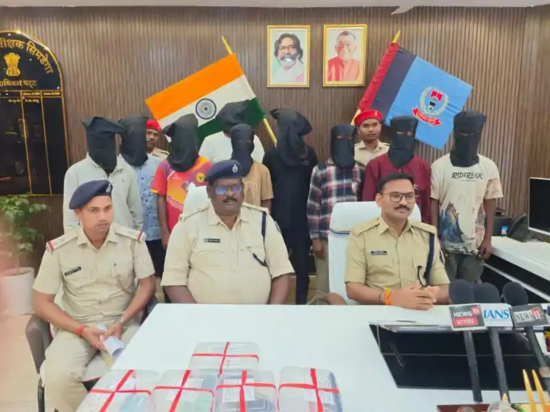 सिमडेगा में पुलिस की बड़ी कार्रवाई, PLFI से जुड़े 9 संदिग्ध गिरफ्तार सिमडेगा में पुलिस की बड़ी कार्रवाई, PLFI से जुड़े 9 संदिग्ध गिरफ्तार