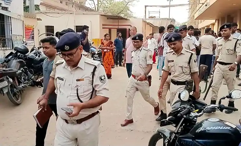सीवान में दिनदहाड़े लूट, CSP संचालक को गोली मारकर 5 लाख लूटे, इलाके में दहशत Siwan
