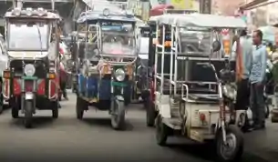 रांची में बिना लाइसेंस ई-रिक्शा चलाने वालों पर ट्रैफिक पुलिस की कड़ी कार्रवाई