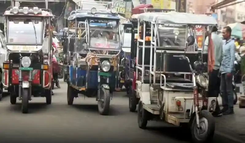 रांची में बिना लाइसेंस ई-रिक्शा चलाने वालों पर ट्रैफिक पुलिस की कड़ी कार्रवाई रांची में बिना लाइसेंस ई-रिक्शा चलाने वालों पर ट्रैफिक पुलिस की कड़ी कार्रवाई