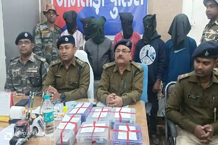 जामताड़ा में साइबर ठगों का अड्डा ध्वस्त, पुलिस ने 6 साइबर अपराधियों को किया गिरफ्तार 