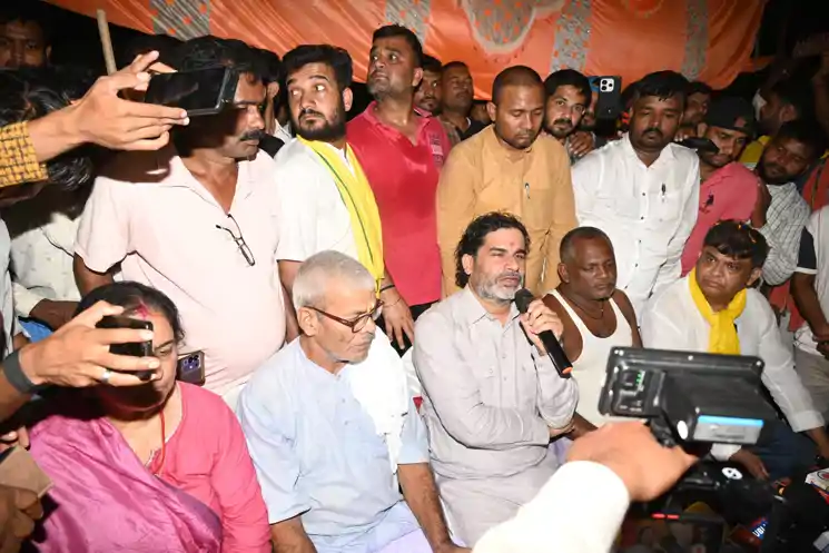 प्रशांत किशोर पहुंचे भोजपुर के जवानियां गांव, दिवाली के मौके पर बाढ़ से बेघर लोगों का जाना हाल