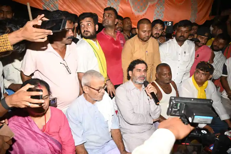 प्रशांत किशोर पहुंचे भोजपुर के जवानियां गांव, दिवाली के मौके पर बाढ़ से बेघर लोगों का जाना हाल Prasant kisor