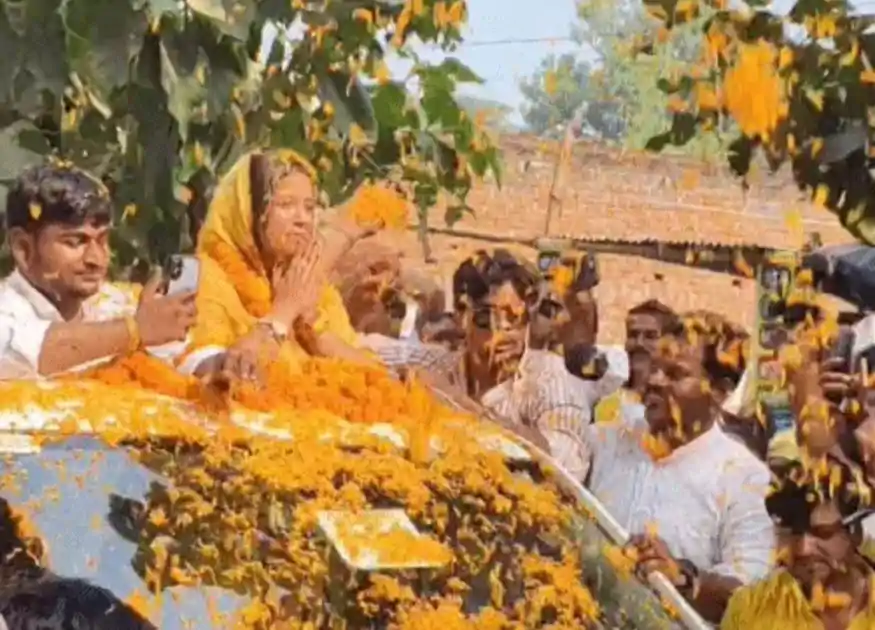 काराकाट से नामांकन के बाद ज्योति सिंह का रोड शो,  मंदिर में की पूजा अर्चना 