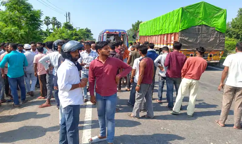 अनियंत्रित ट्रक ने बाइक में मारी टक्कर, एक की मौत, एक घायल अनियंत्रित ट्रक ने बाइक में मारी टक्कर, एक की मौत, एक घायल
