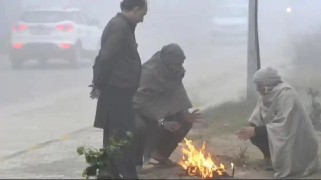 बिहार में ठंड और कोहरे का अटैक, 16 जिले में कोल्ड-डे, दिन में रात जैसा पड़ रहा ठंड