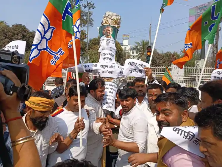 एआई समिट में कांग्रेस के हंगामे के विरोध में भाजपा का जोरदार प्रदर्शन, इनकम टैक्स गोलंबर पर फूंका राहुल गांधी का पुतला