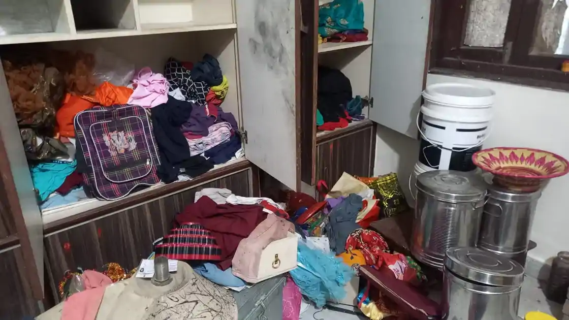 रॉड से हमला, बंधक..हवाई फायरिंग, चिरैया में 45 मिनट तक डकैती, 30 लाख की लूट से सनसनी