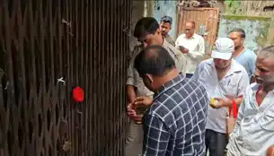 धनबाद : 5 साल की लापरवाही पड़ी भारी, पुलिस की मौजूदगी में सील हुईं दुकानें