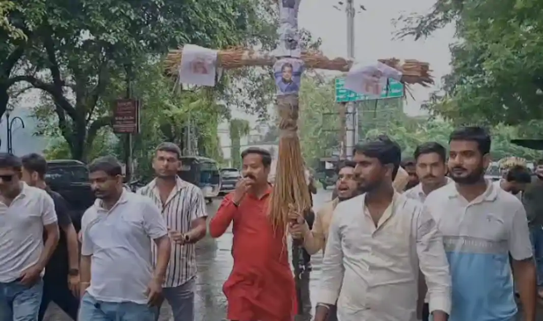 नीट छात्र लाठीचार्ज मामला: एनएसयूआइ का केंद्र सरकार के खिलाफ जोरदार प्रदर्शन