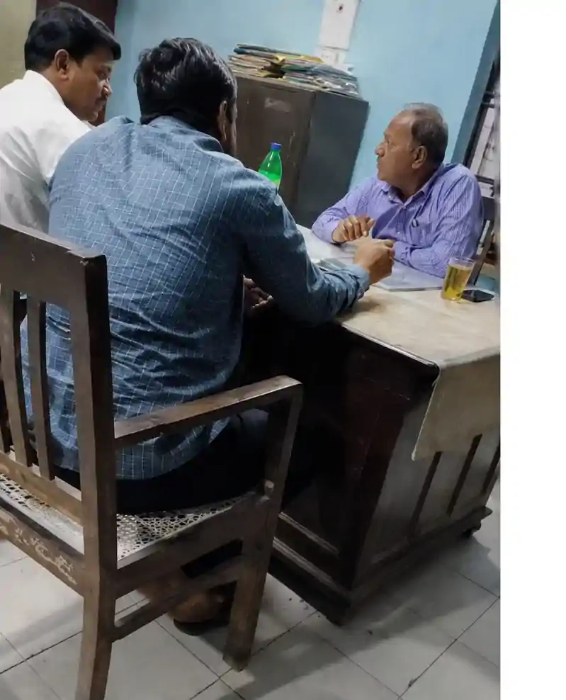 वाह रे शराबबंदी!..सरकारी कार्यालय में शराब पार्टी, वीडियो वायरल, जांच के आदेश वाह रे शराबबंदी!..सरकारी कार्यालय में शराब पार्टी, वीडियो वायरल, जांच के आदेश
