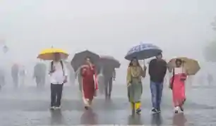 बदला मौसम का मिजाज, तेज हवा के साथ बारिश, 25 जिलों में अलर्ट, 3 की मौत, 10 झुलसे 