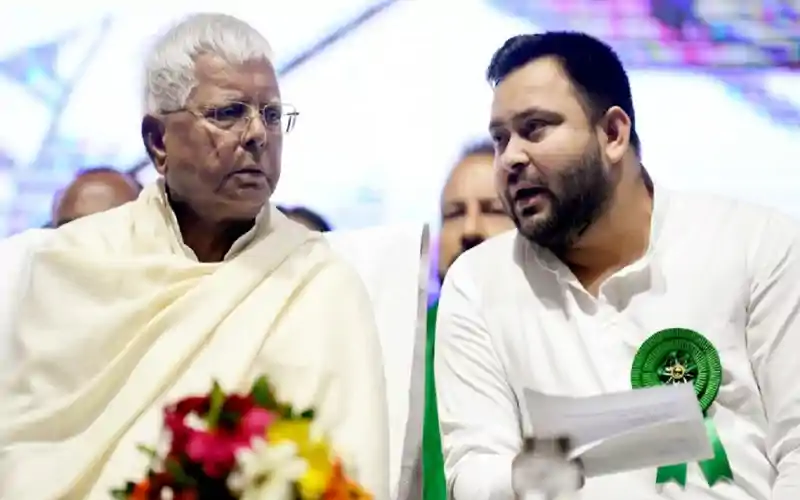 इफ्तार से दूरी, बदली सियासत, लालू यादव के राजनीतिक अस्त्र को छोड़ अलग राह पर निकले तेजस्वी Lalu yadav