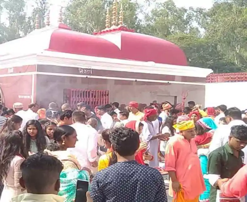 गोपालगंज के थावे मंदिर में मारपीट से मचा हड़कंप, प्रसाद को लेकर भिड़े दुकानदार-भक्त थावे मंदिर में मारपीट