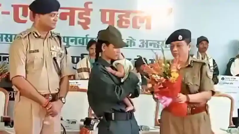 झारखंड में 1 करोड़ के इनामी मिसिर बेसरा दस्ते के 27 नक्सलियों का सरेंडर, महिला नक्सली का बच्चे के साथ आत्मसमर्पण झारखंड में 1 करोड़ के इनामी मिसिर बेसरा दस्ते के 27 नक्सलियों का सरेंडर, महिला नक्सली का बच्चे के साथ आत्मसमर्पण