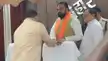 सम्राट चौधरी की तेजस्वी यादव से हुई बात, पहले नजरें मिलीं, फिर हाथ मिलाया, सियासी हलचल तेज -
