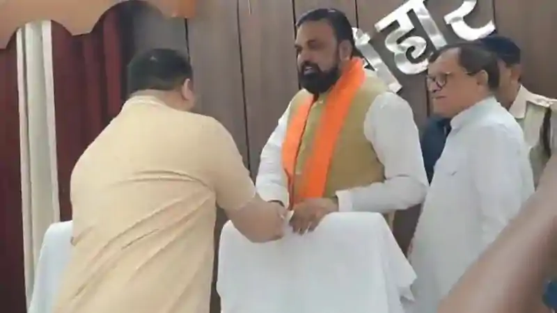 सम्राट चौधरी की तेजस्वी यादव से हुई बात, पहले नजरें मिलीं, फिर हाथ मिलाया, सियासी हलचल तेज सम्राट चौधरी की तेजस्वी यादव से हुई बात, पहले नजरें मिलीं, फिर हाथ मिलाया, सियासी हलचल तेज