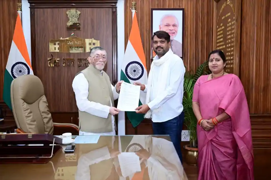  विधायक रागिनी सिंह और धनबाद महापौर ने राज्यपाल संतोष गंगवार से की मुलाकात, 'क्लस्टर सिस्टम' का मुद्दा उठाया 
