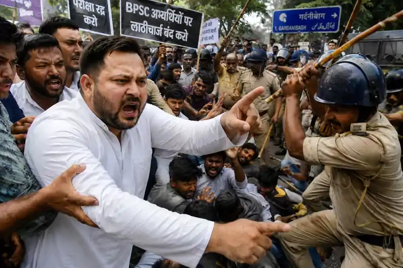 NDA नेताओं के शहजादे बिना चुनाव लड़े मंत्री, युवाओं को लाठी, बर्दाश्त नहीं करेंगे, खूब गरजे तेजस्वी यादव NDA नेताओं के शहजादे बिना चुनाव लड़े मंत्री, युवाओं को लाठी, बर्दाश्त नहीं करेंगे, खूब गरजे तेजस्वी यादव