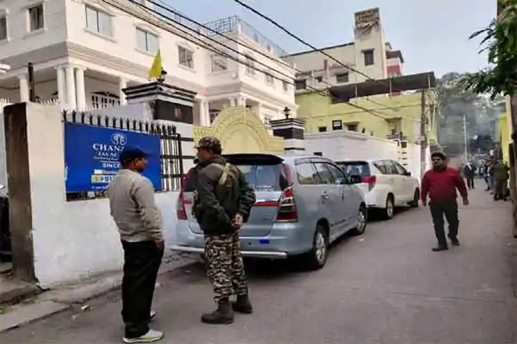 छापेमारी करने गयी ED की टीम को पालतू कुत्तों ने रोका, यहां का है मामला 