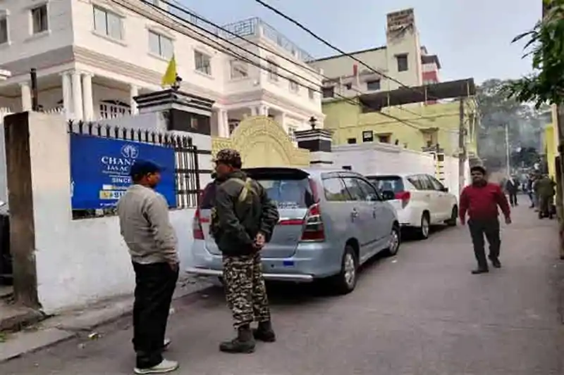 छापेमारी करने गयी ED की टीम को पालतू कुत्तों ने रोका, यहां का है मामला छापेमारी करने गयी ED की टीम को पालतू कुत्तों ने रोका, यहां का है मामला