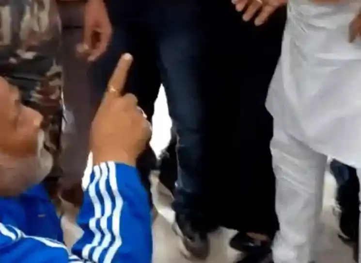 कांग्रेस ऑफिस में नारेबाजी, जमीन पर बैठे पप्पू यादव, कार्यकर्ता बोले- आप ने गलत कैंडिडेट को टिकट दिलवाया