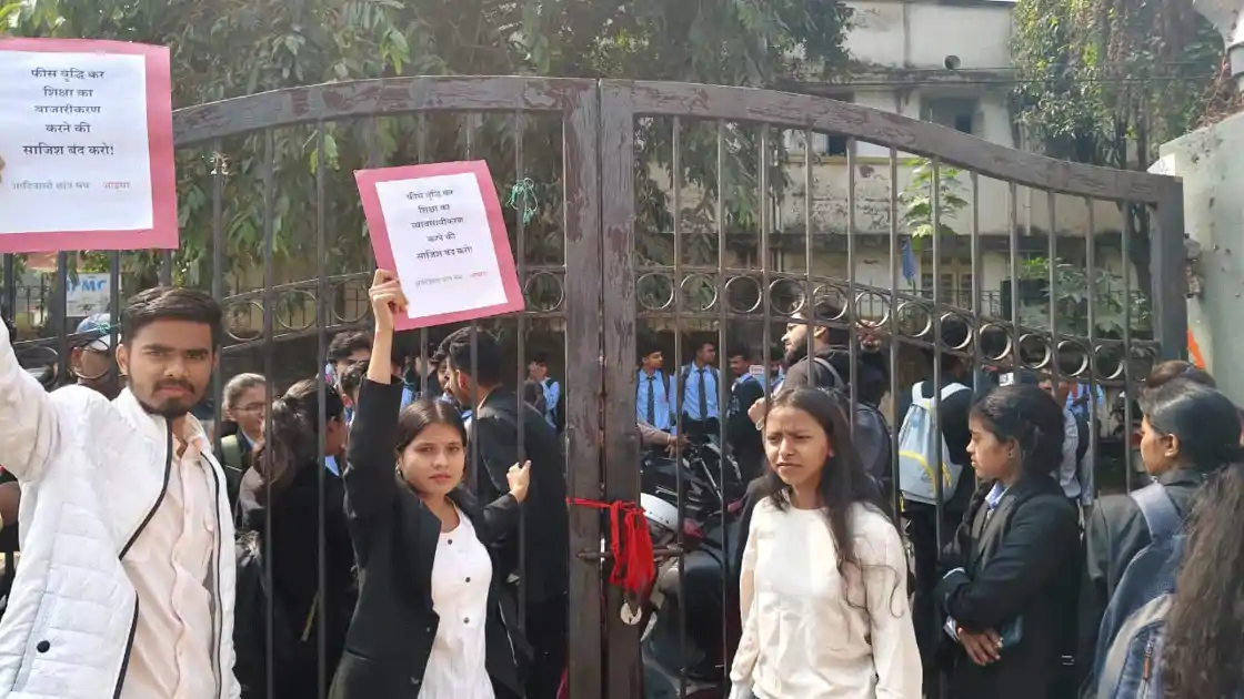 DSPMU कॉमर्स विभाग में फीस वृद्धि के खिलाफ छात्रों का आंदोलन जारी