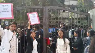 DSPMU कॉमर्स विभाग में फीस वृद्धि के खिलाफ छात्रों का आंदोलन जारी