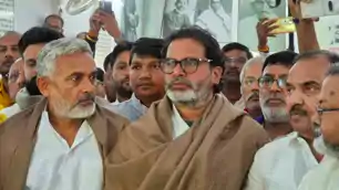 प्रशांत किशोर ने समाप्त किया एक दिन का मौन उपवास, स्कूल बच्चियों ने जूस पिलाकर खत्म कराया उपवास