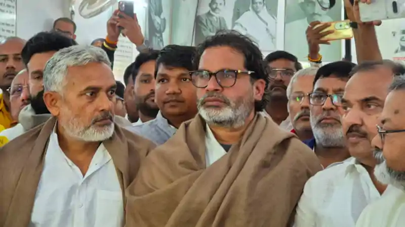 प्रशांत किशोर ने समाप्त किया एक दिन का मौन उपवास, स्कूल बच्चियों ने जूस पिलाकर खत्म कराया उपवास प्रशांत किशोर की फोटो