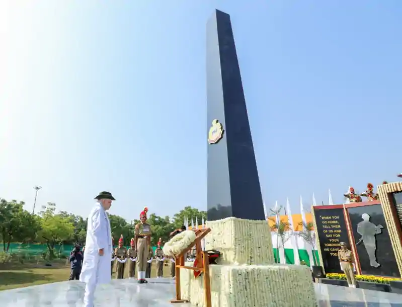 भुज : BSF के 61वें स्थापना दिवस पर केंद्रीय मंत्री अमित शाह ने शहीदों को दी श्रद्धांजलि भुज : BSF के 61वें स्थापना दिवस पर केंद्रीय मंत्री अमित शाह ने शहीदों को दी श्रद्धांजलि