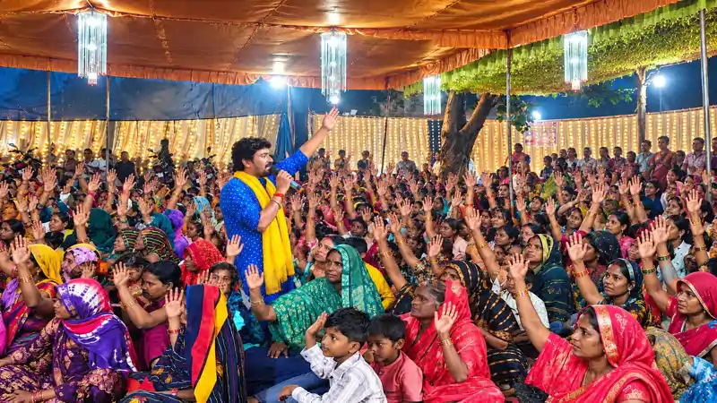भोजपुरी लोकगीतों और भजनों से भक्तिमय हुआ माहौल, नागेंद्र उजाला के देवी गीतों पर झूमे श्रोता भोजपुरी लोकगीतों और भजनों से भक्तिमय हुआ माहौल, नागेंद्र उजाला के देवी गीतों पर झूमे श्रोता