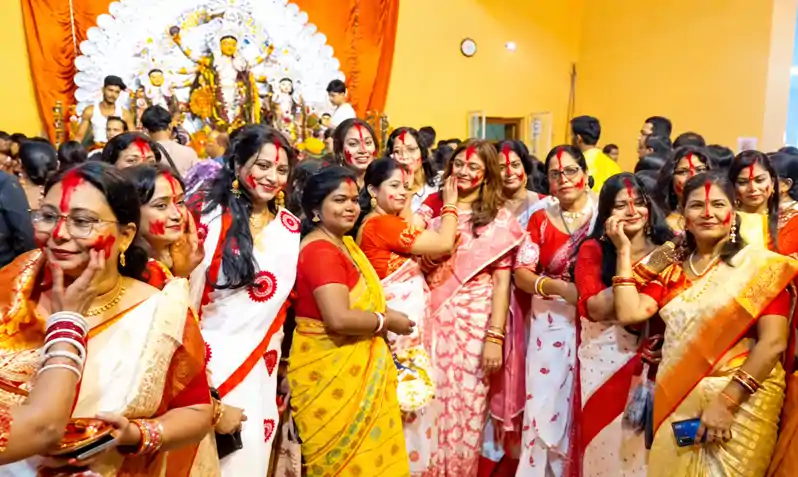 सिंदूर खेला के साथ किया मां को विदा, अगले वर्ष फिर आने का दिया न्योता सिंदूर खेला के साथ किया मां को विदा, अगले वर्ष फिर आने का दिया न्योता