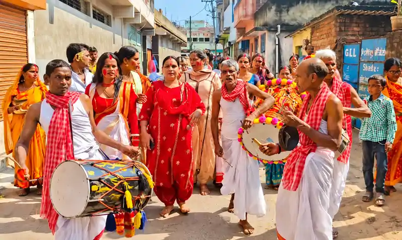 ढोल-नगाड़ों के साथ किन्नर समाज ने दी मां दुर्गा को विदाई, सुख-समृद्धि और खुशहाली की कामना
