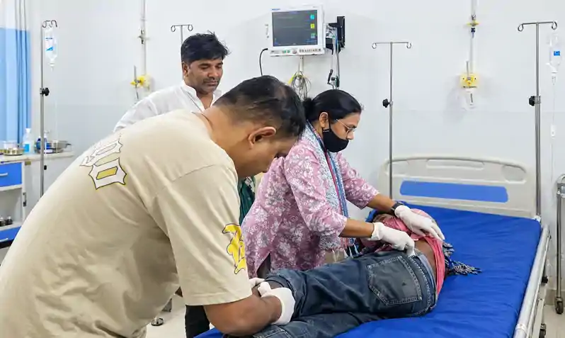 नाटक के मंचन में बड़ा हादसा, फट गया आग का गुब्बारा, कई लोग झुलसे नाटक के मंचन में बड़ा हादसा, फट गया आग का गुब्बारा, कई लोग झुलसे