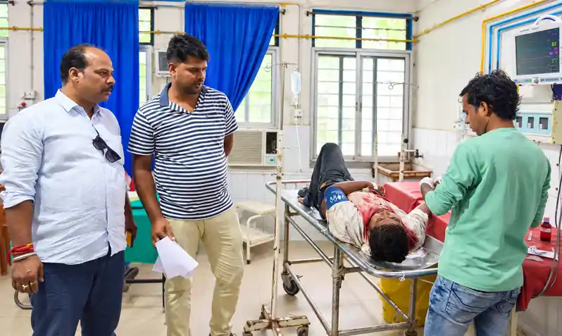 हादसे में घायल हुए भाई बहन, एंबुलेंस चालकों ने दिखायी मानवता हादसे में घायल हुए भाई बहन, एंबुलेंस चालकों ने दिखायी मानवता