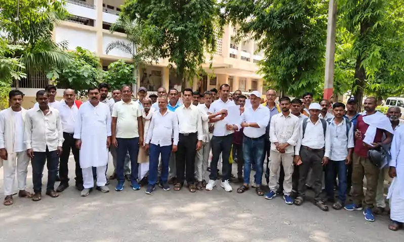लखापुर में उच्च माध्यमिक विद्यालय भवन निर्माण की मांग, DM से मिले 50 से अधिक ग्रामीण लखापुर में उच्च माध्यमिक विद्यालय भवन निर्माण की मांग, DM से मिले 50 से अधिक ग्रामीण