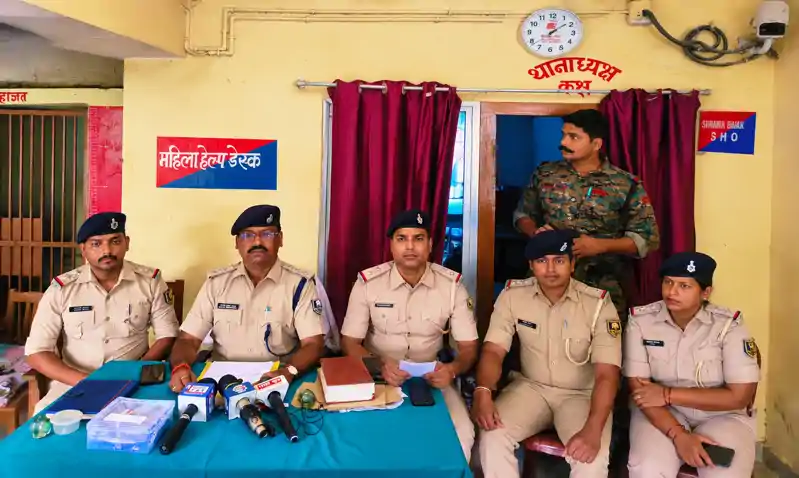 नकाबपोश लुटेरों का पर्दाफाश, 2 गिरफ्तार, लूट का सामान बरामद नकाबपोश लुटेरों का पर्दाफाश, 2 गिरफ्तार, लूट का सामान बरामद