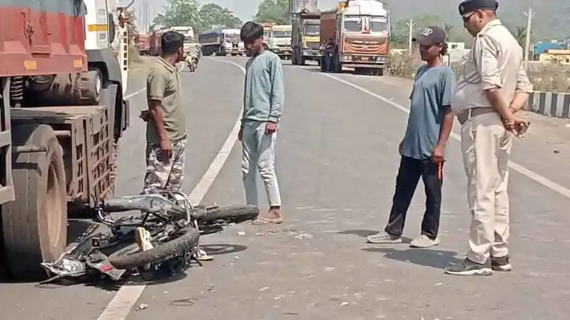 चांडिल न्यू बाईपास NH-32 पर दर्दनाक हादसा, ट्रेलर की टक्कर से एक की मौत, दो घायल चांडिल न्यू बाईपास NH-32 पर दर्दनाक हादसा, ट्रेलर की टक्कर से एक की मौत, दो घायल