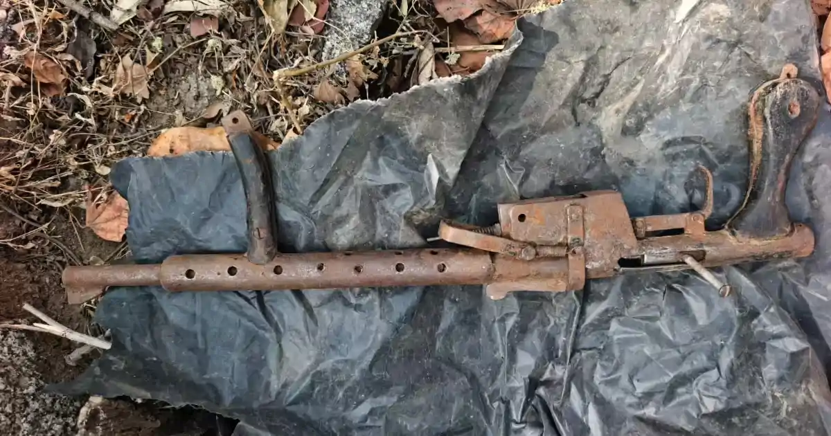 शेरघाटी में सुरक्षा बलों की बड़ी कार्रवाई, पहाड़ी गुफा से विस्फोटक और हथियार बरामद