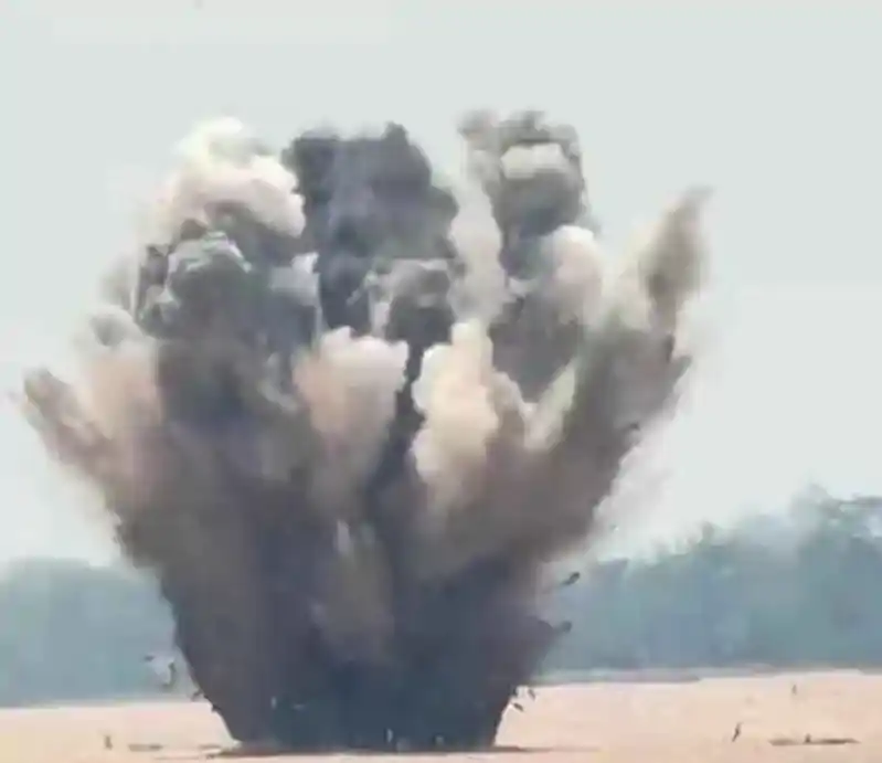स्वर्णरेखा नदी के किनारे मिला 227 किलो का विस्फोटक निष्क्रिय, सेना के ऑपरेशन से टला बड़ा खतरा स्वर्णरेखा नदी के किनारे मिला 227 किलो का विस्फोटक निष्क्रिय, सेना के ऑपरेशन से टला बड़ा खतरा