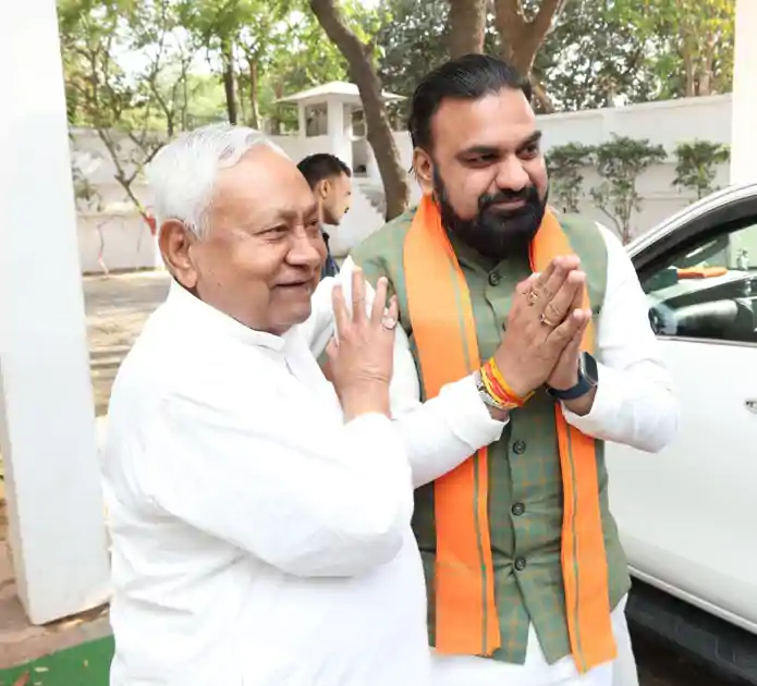 Bihar Politics: PM मोदी से मिलकर लौटे सम्राट चौधरी पहुंचे नीतीश कुमार के पास, सियासी गलियारों में हलचल तेज