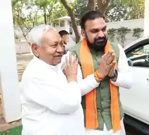 Bihar Politics: PM मोदी से मिलकर लौटे सम्राट चौधरी पहुंचे नीतीश कुमार के पास, सियासी गलियारों में हलचल तेज