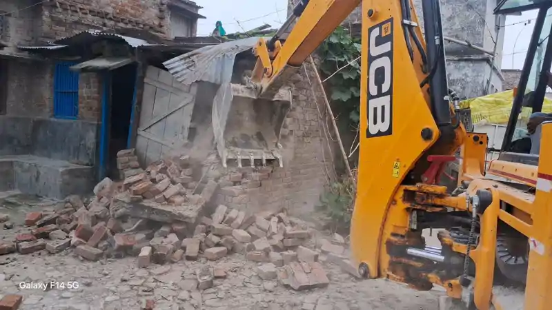 अतिक्रमण के खिलाफ बड़ी कार्रवाई, बुलडोजर चलते ही मचा हड़कंप, कई घर जमींदोज