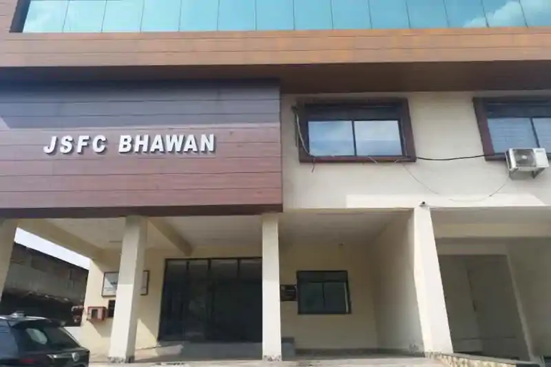 भूखे पेट अनाज ढो रहे मजदूर! मोटिया मजदूरों ने JSFC को दिया 31 अगस्त तक का अल्टीमेटम